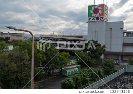 Record of the closure of Izumiya Matsubara store in Matsubara, Osaka Prefecture - Signboard and spiral slope seen from the footbridge Record of the closure of Izumiya Matsubara store in Matsubara, Osaka Prefecture - Signboard and spiral slope seen from the footbridge 132843398