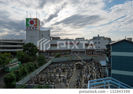 大阪府松原市泉屋松原店停業紀錄-從人行天橋上可以看到告示牌和墓碑 大阪府松原市泉屋松原店停業紀錄-從人行天橋上可以看到告示牌和墓碑 132843399