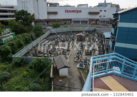 大阪府松原市泉屋松原店關閉紀錄－從人行天橋上可以看到泉屋的標誌和墓碑 132843401