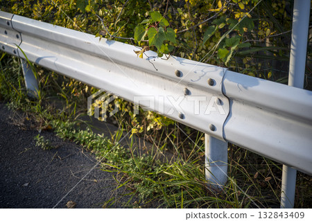 傍晚的鄉村公路護欄，白色，簡潔的畫面 132843409