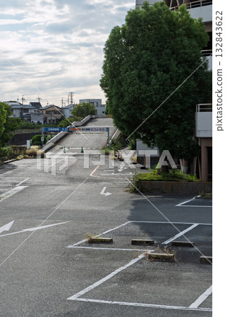 Record of the closure of Izumiya Matsubara store in Matsubara, Osaka Prefecture - Vertical composition of the ramp for the multi-story parking lot Record of the closure of Izumiya Matsubara store in Matsubara, Osaka Prefecture - Vertical composition of the ramp for the multi-story parking lot 132843622