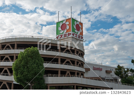 Osaka Prefecture Matsubara City Izumiya Matsubara Store Closing Record - Signboard and Multi-storey Parking Lot Osaka Prefecture Matsubara City Izumiya Matsubara Store Closing Record - Signboard and Multi-storey Parking Lot 132843623