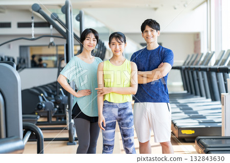 年輕男女在健身房運動。照片由 Renaissance Makuhari 24 運動俱樂部及桑拿水療中心提供。 132843630