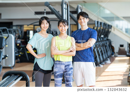 年輕男女在健身房運動。照片由 Renaissance Makuhari 24 運動俱樂部及桑拿水療中心提供。 132843632