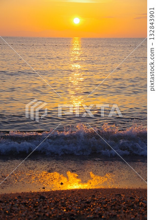 從兵庫縣南川路市慶乃松原海灘眺望小豆島日落 132843901