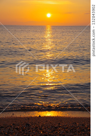 從兵庫縣南川路市慶乃松原海灘眺望小豆島日落 從兵庫縣南川路市慶乃松原海灘眺望小豆島日落 132843902