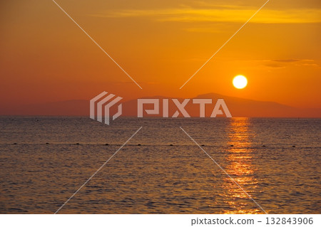 從兵庫縣南淡路市慶野松原眺望小豆島的夕陽 從兵庫縣南淡路市慶野松原眺望小豆島的夕陽 132843906
