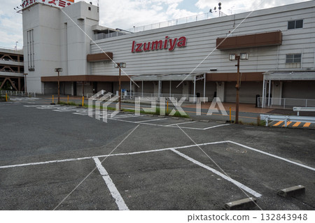 Record of the closure of Izumiya Matsubara store in Matsubara, Osaka Prefecture - The front with the shutters closed Record of the closure of Izumiya Matsubara store in Matsubara, Osaka Prefecture - The front with the shutters closed 132843948
