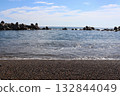 平靜的海景，白色的波浪輕拍海岸線，藍天白雲。 132844049