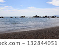 平靜的海景，白色的波浪輕拍海岸線，藍天白雲。 132844051