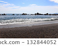 平靜的海景，白色的波浪輕拍海岸線，藍天白雲。 132844052