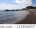 平靜的海景，白色的波浪輕拍海岸線，藍天白雲。 132844057