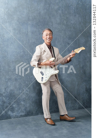 一位老人在彈電吉他 132844117
