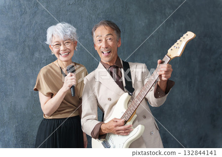 一群老年男女組成了一支搖滾樂團 一群老年男女組成了一支搖滾樂團 132844141