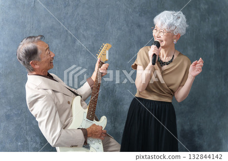 一群老年男女組成了一支搖滾樂團 一群老年男女組成了一支搖滾樂團 132844142