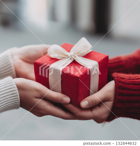 拿著禮物的手 拿著禮物的手 132844632