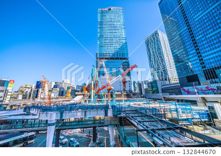 日本東京城市景觀,11月7日。履帶式起重機等巨型重型機械整齊排列…左側的鋼架橫跨甲板。 日本東京城市景觀,11月7日。履帶式起重機等巨型重型機械整齊排列…左側的鋼架橫跨甲板。 132844670