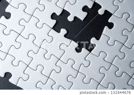 缺少一塊且背景為黑色的白色拼圖 缺少一塊且背景為黑色的白色拼圖 132844676
