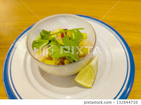 秘魯傳統料理：鯕鰍魚酸橘汁醃魚（青檸醃製） 132844710