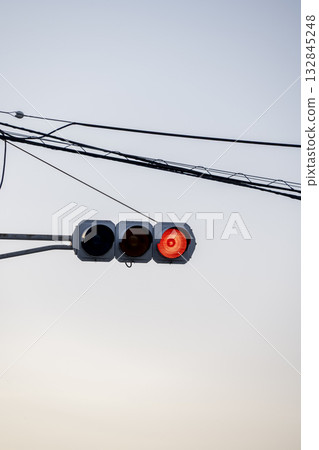 紅燈交通號誌號日落傍晚景色簡單素材 132845248