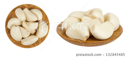 garlic cloves in ceramic bowl isolated on white background close up. Top view. Flat lay. 132845485