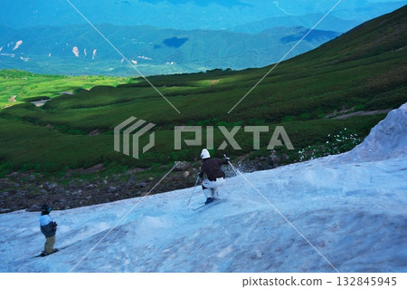 Summer skiing on the clouds on the upper left side of Norikura Taisetsukei Summer skiing on the clouds on the upper left side of Norikura Taisetsukei 132845945