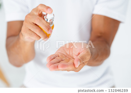 男人照顧自己的頭髮，美麗在手 132846289