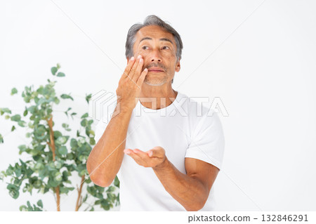 Men taking care of themselves Beauty 132846291