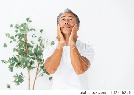 Men taking care of themselves Beauty 132846296