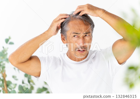 A man who cares about his hair Hair care 132846315