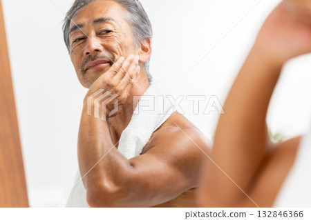 Man looking in the mirror Beauty Man looking in the mirror Beauty 132846366