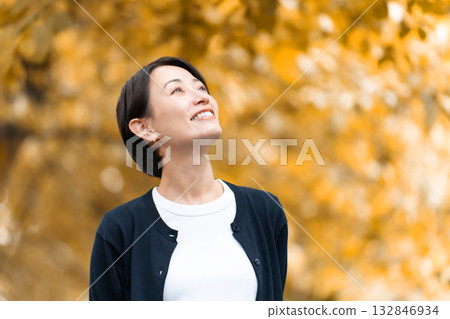 Woman walking in the autumn park Woman walking in the autumn park 132846934