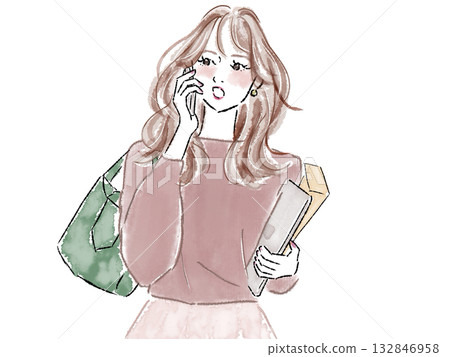 一名女子正在用智慧型手機打電話，手裡拿著文件和一台電腦。 132846958