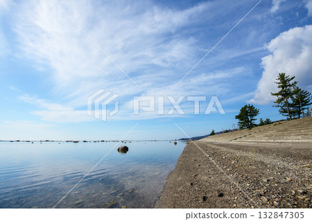 男鹿半島、日本百佳海灘、宇野崎海岸、赤豆岩和藍天、秋田縣 132847305
