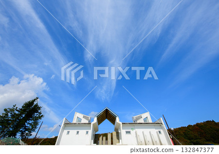 秋田縣男鹿半島宇野崎海灘淋浴設施和藍天 132847377