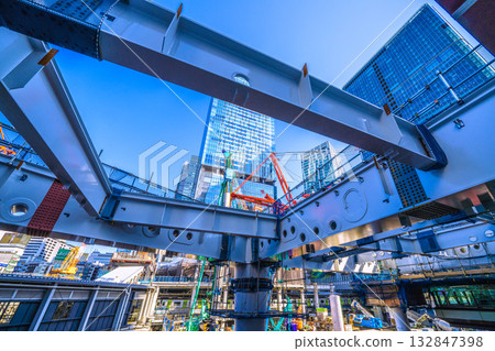 日本東京，11月7日。鋼架如網般排列…履帶式起重機等巨型重型機械整齊排列… 132847398