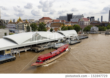 從曼谷眺望泰國首都湄南河。沙吞渡輪碼頭 132847729