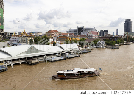 從曼谷眺望泰國首都湄南河。沙吞渡輪碼頭 132847739