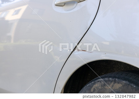 汽車後門附近的凹痕 132847982