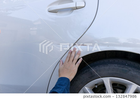 汽車後門附近的凹痕 汽車後門附近的凹痕 132847986