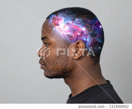 頭部變得透明,其中閃耀著星雲的光芒。 頭部變得透明,其中閃耀著星雲的光芒。 132848002