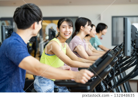 一位年輕女子正在健身房運動。照片由 Renaissance Makuhari 24 運動俱樂部及桑拿水療中心提供。 一位年輕女子正在健身房運動。照片由 Renaissance Makuhari 24 運動俱樂部及桑拿水療中心提供。 132848635