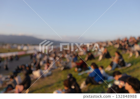 一張許多人坐在河岸上的照片（失焦）。鄉村活動場地 132848988