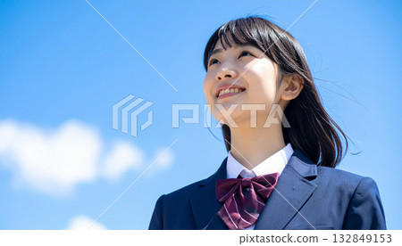 藍天下，身著制服的高中女生笑容燦爛，充滿希望。青春，考試概念（AI生成圖像） 132849153