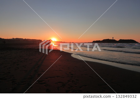 從湘南海灘眺望日出、江之島和衝浪者 從湘南海灘眺望日出、江之島和衝浪者 132849332