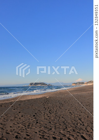 從稻村崎海灘眺望湘南海、富士山和江之島 從稻村崎海灘眺望湘南海、富士山和江之島 132849351