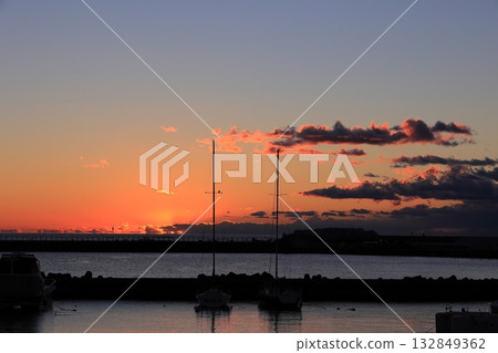 在新水公園彩虹觀景台上看到的初升日出 132849362