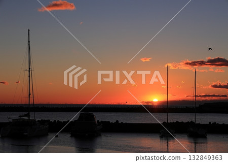 在新水公園彩虹觀景台上看到的初升日出 在新水公園彩虹觀景台上看到的初升日出 132849363