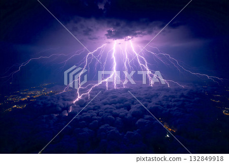 天空中閃電閃爍 132849918