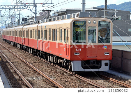 This is a limited express train that runs on the Hanshin Main Line. It has a retro livery known as a red-bodied car. This is a limited express train that runs on the Hanshin Main Line. It has a retro livery known as a red-bodied car. 132850082